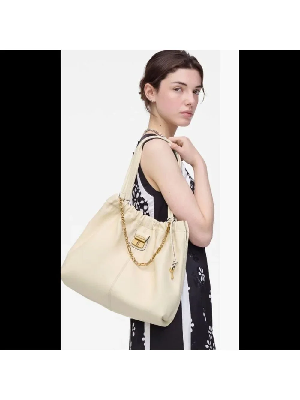 Marc Jacobs The Cristina Chain-Embellished Drawstring Leather Tote Ivory OS